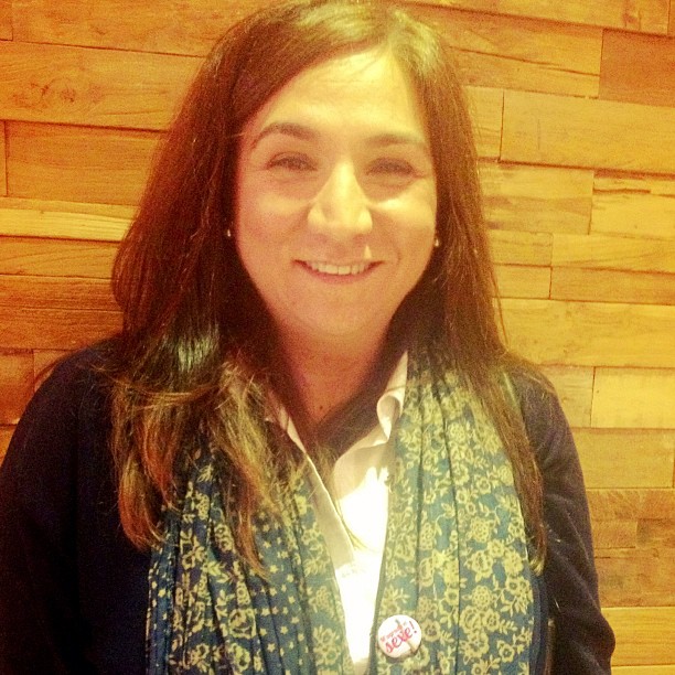 Marta Arasanz, sexóloga, sosteniendo el pin de «M'agrada el sexe»