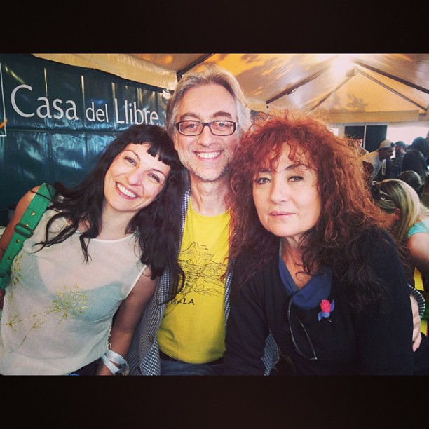 Roser Amills, Víctor Amela y Pilar Pons Umbria posando juntos en La Casa del Llibre