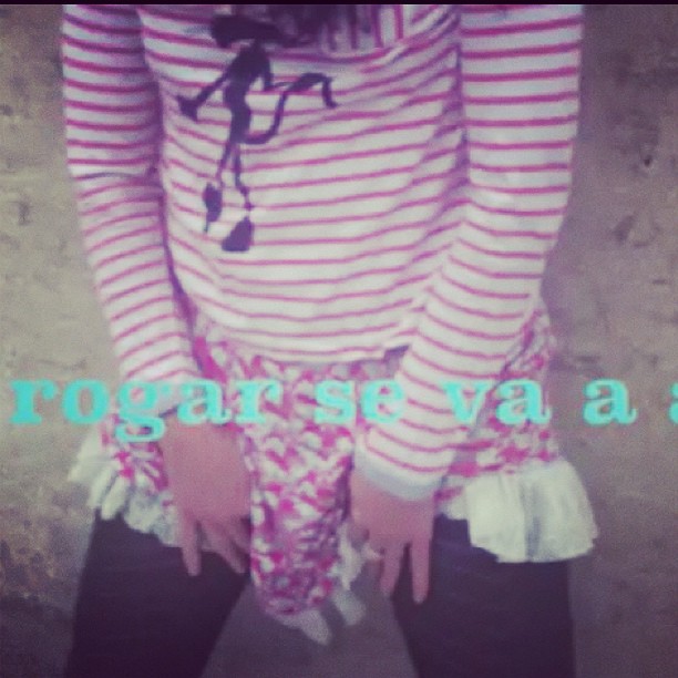 Torso con camiseta de rayas y el texto «El rogar se va a acabar»
