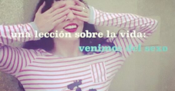 Roser Amills con las manos sobre los ojos y el texto «una lección sobre la vida: venimos del sexo»