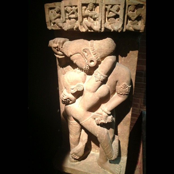 Escultura erótica india en piedra