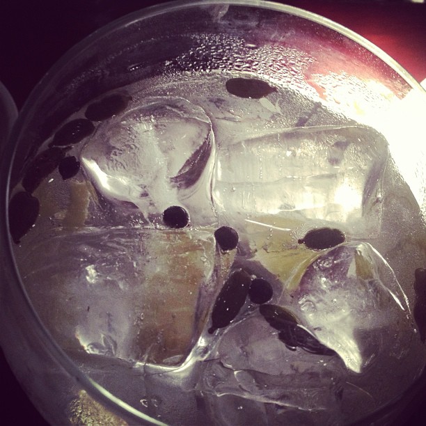 Copa de gin-tonic sobre una mesa