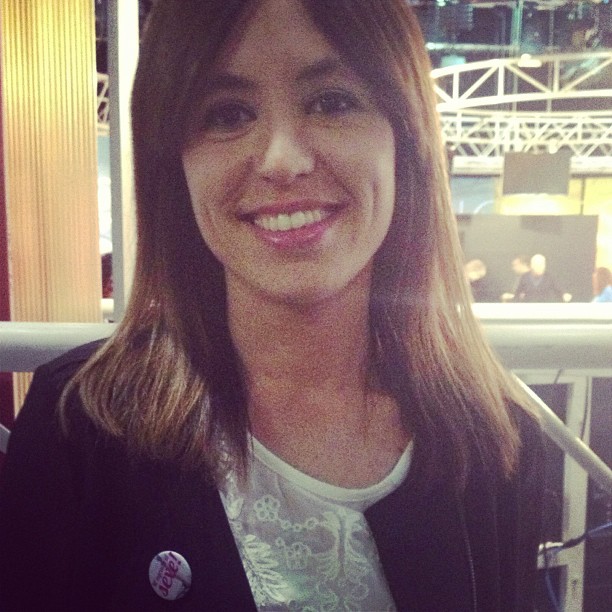 Rebeca Rodríguez sonríe con el pin de «Me gusta el sexo» en la solapa, en un plató de televisión