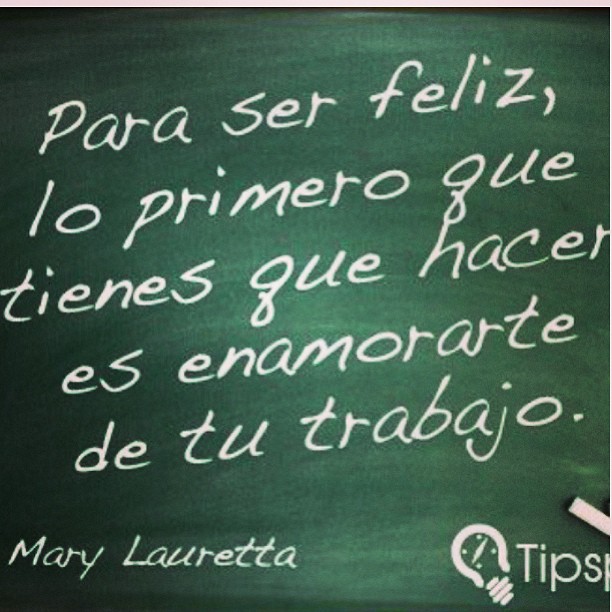 Pizarra con la frase «Para ser feliz, lo primero que tienes que hacer es enamorarte de tu trabajo», de Mary Lauretta