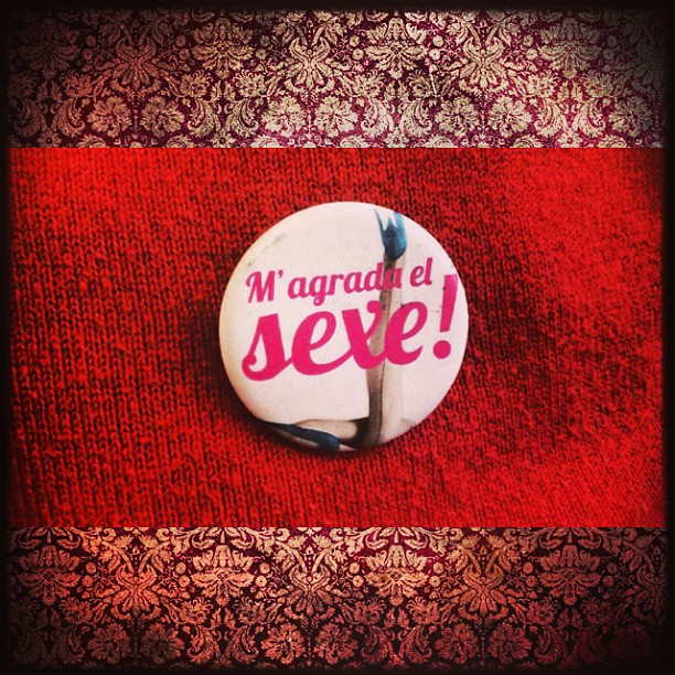 Chapa de M'agrada el sexe! sobre una tela roja
