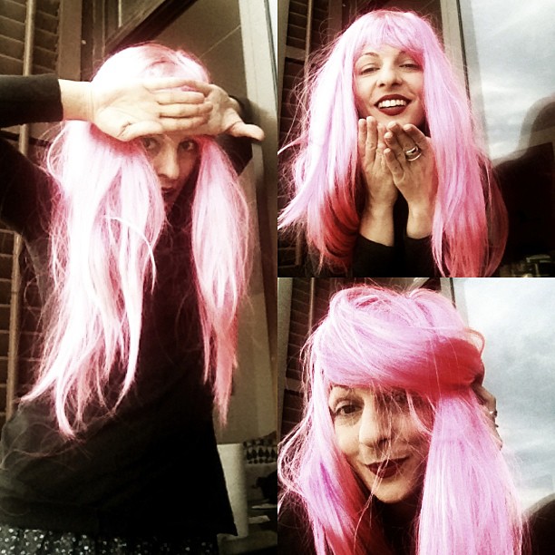 Collage de Roser Amills con peluca rosa en cuatro fotos