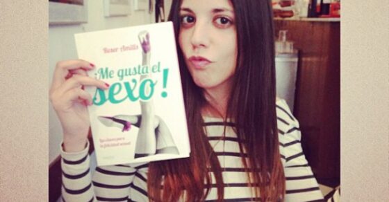 Anna Gómez con un ejemplar de ¡Me gusta el sexo! en las manos