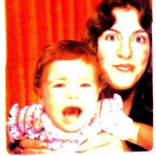 La madre de Roser Amills con una niña pequeña en brazos, en una foto antigua