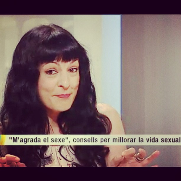 Roser Amills en Migdia de 8TV, con el rótulo «M'agrada el sexe, consells per millorar la vida sexual»