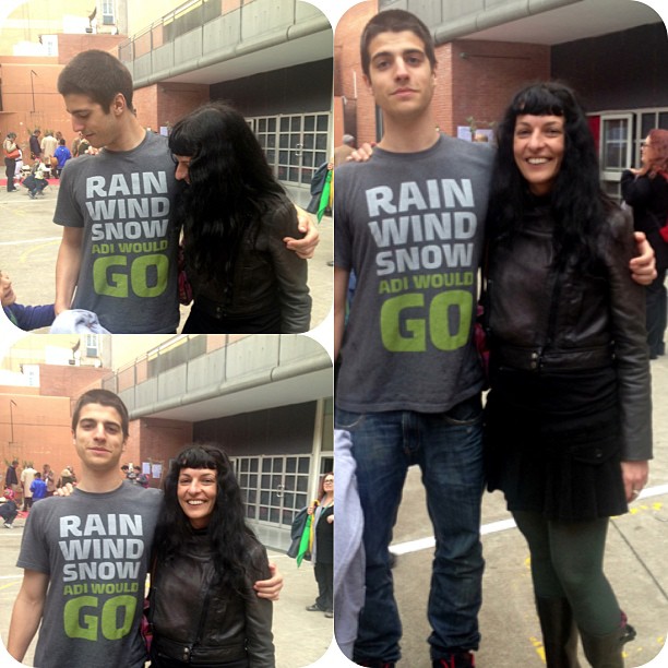 Roser Amills junto a Marcel, su hijo mayor, con camiseta «Rain wind snow»