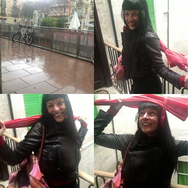 Roser Amills riendo bajo la lluvia, con un paraguas rosa plegado sobre la cabeza
