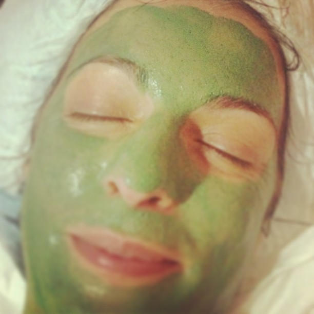 Rostro con mascarilla verde y los ojos cerrados