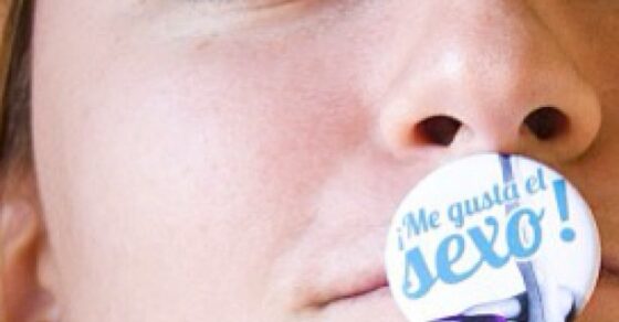Detalle de un ojo y de una chapa de ¡Me gusta el sexo! sobre los labios