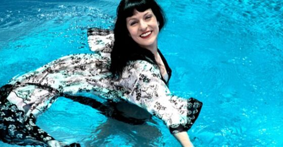 Roser Amills en el agua de una piscina con un kimono estampado flotando