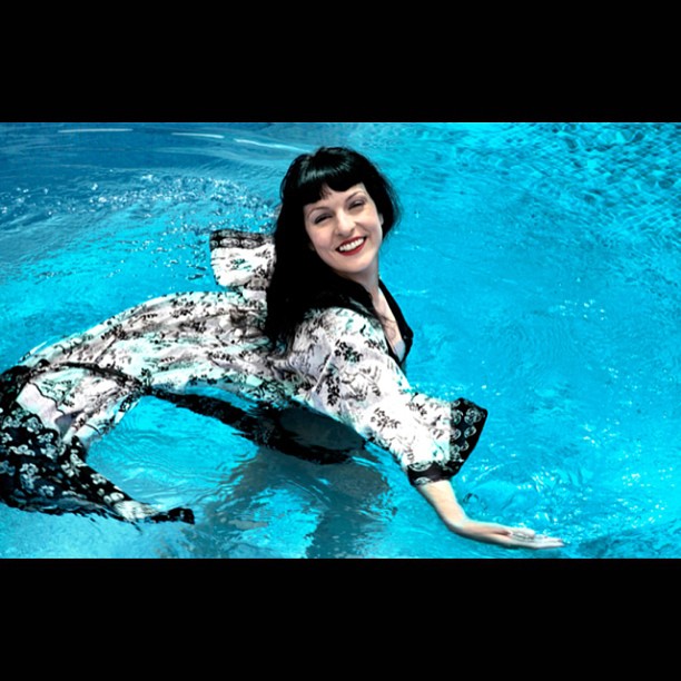 Roser Amills en el agua de una piscina con un kimono estampado flotando