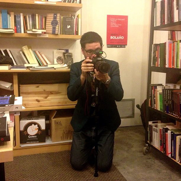 Cámara de Haz un Break fotografiando entre las estanterías de la librería de Girona
