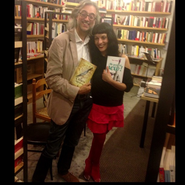 Roser Amills y Víctor Amela con sus libros entre las estanterías de la librería Context de Girona