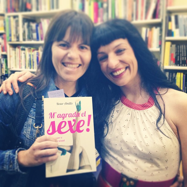 Roser Amills abrazada a una lectora que sostiene M'agrada el sexe! en una librería