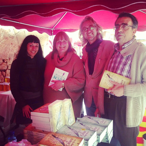 Roser Amills, Víctor Amela y dos lectores con libros bajo una carpa de la Fira de la Mel de Arnes