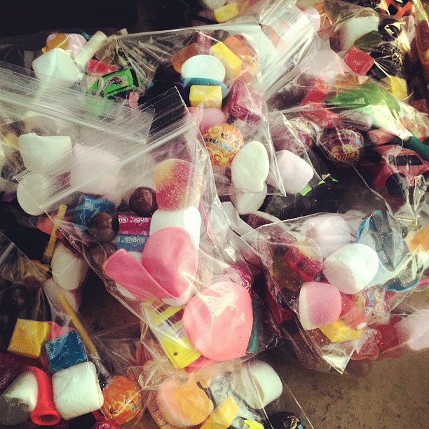 Bolsa de chuches y nubes de colores para una fiesta de cumpleaños