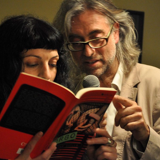 Roser Amills y Víctor Amela leyendo juntos un ejemplar de Morbo