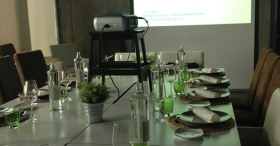 Pantalla de presentación de Philips sobre depilación masculina, en una sala con la mesa preparada
