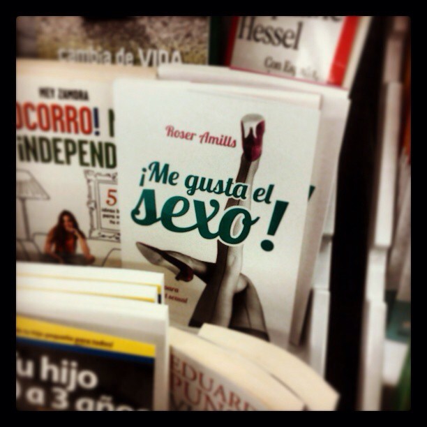 Ejemplares de ¡Me gusta el sexo! en la estantería de un supermercado Caprabo, junto a otros libros
