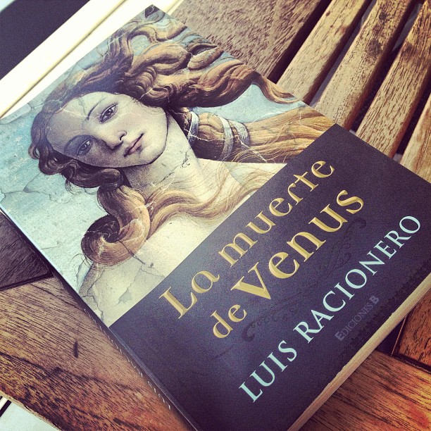 Portada de La muerte de Venus, de Luis Racionero, sobre un banco de madera
