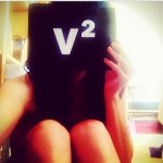 Roser Amills Con El Cartel De Vespre A La 2 Rtve