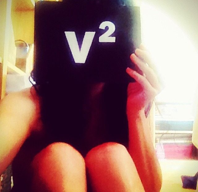 Roser Amills Con El Cartel De Vespre A La 2 Rtve