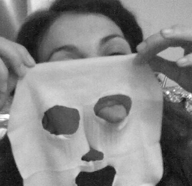 Roser Amills Con Mascara Divertida