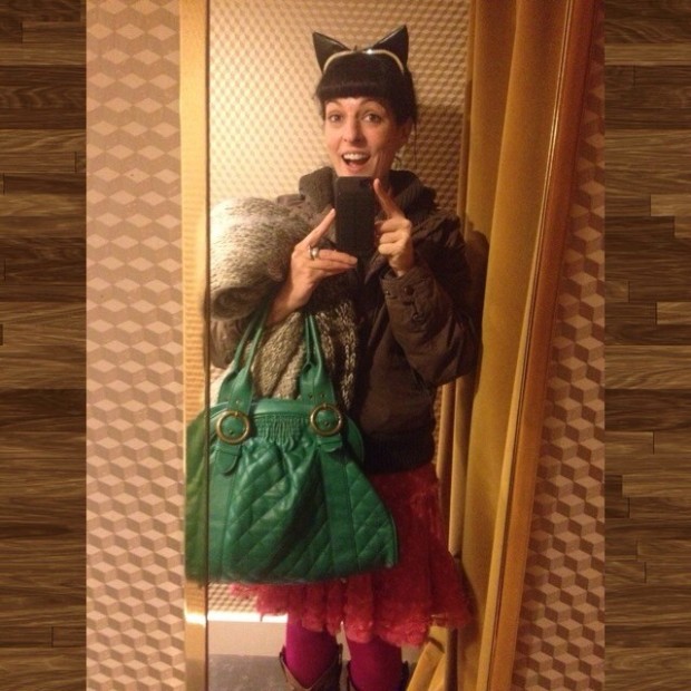 roser amills con orejas de gato y bolso verde