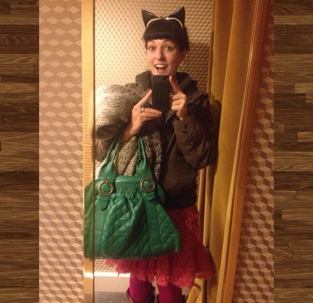 Roser Amills Divertida Con Orejas De Gato Y Bolso Verde