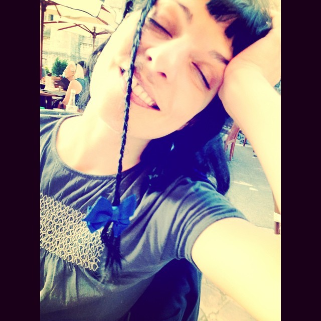 Roser Amills con trenzas