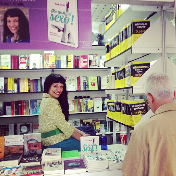 Roser Amills En La Caseta De La Feria Del Libro De Madrid 2013 Firmando Ejemplares