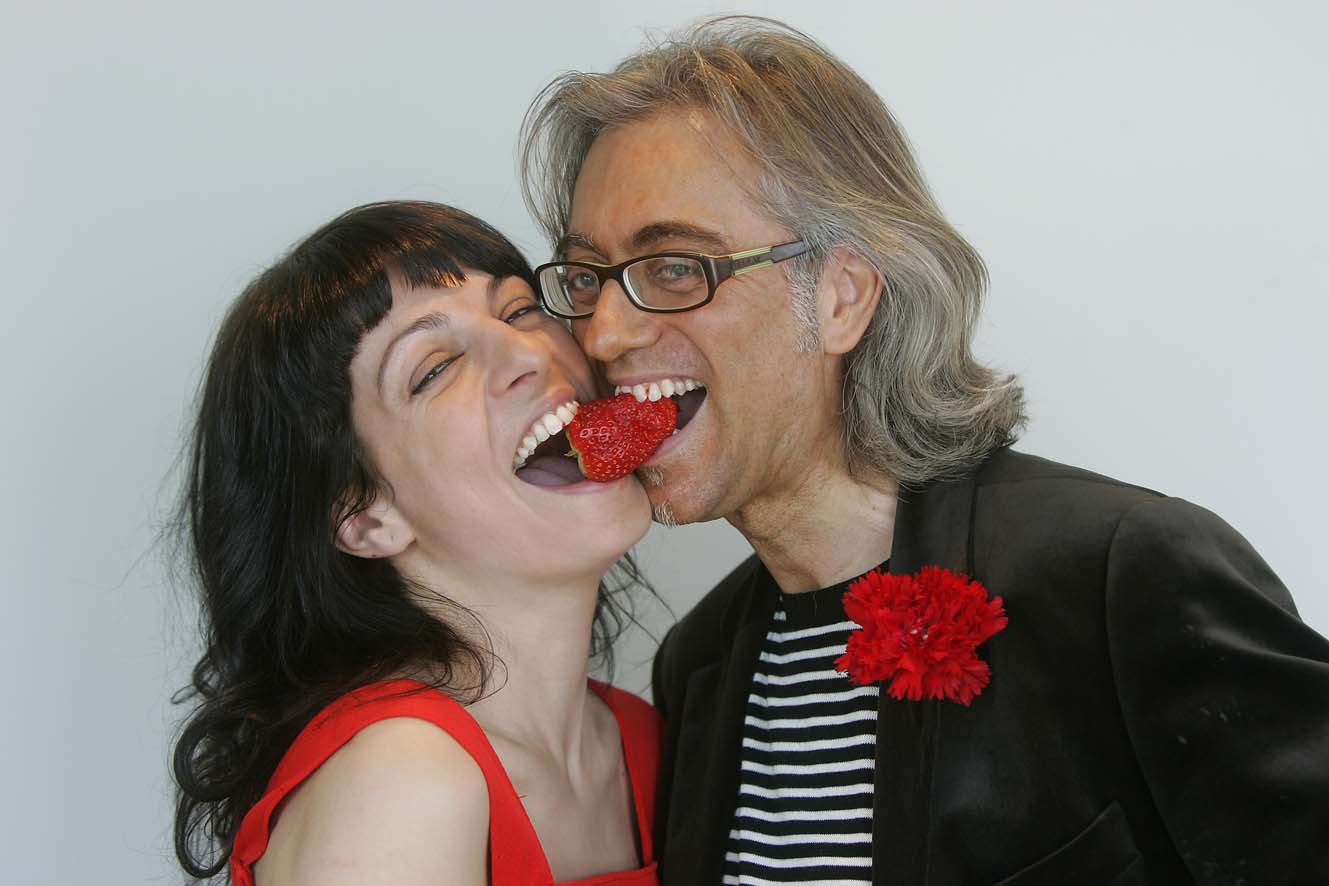 Roser Amills muerde una rosa roja junto a Víctor Amela, que lleva un clavel en la solapa