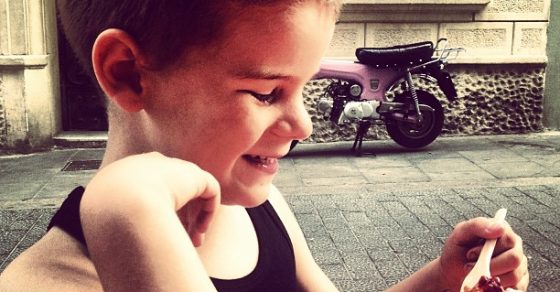 Juan Hijo De Roser Amills Con Helado De Ositos