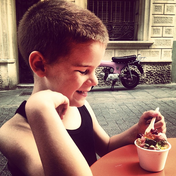 Juan Hijo De Roser Amills Con Helado De Ositos