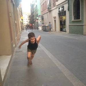 juanito hijo de roser amills corre por la calle