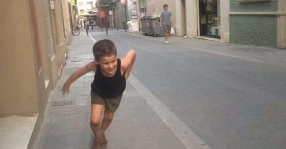 juanito hijo de roser amills corre por la calle