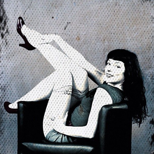 Roser Amills Ilustracion Pinup Blanco Y Negro