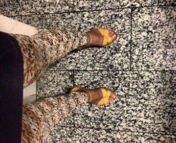 piernas de roser amills camufladas con las baldosas