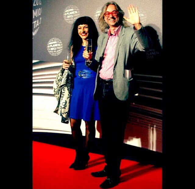 Victor Amela Y Roser Amills Posan En El Photocall Del Premio Planeta 2013