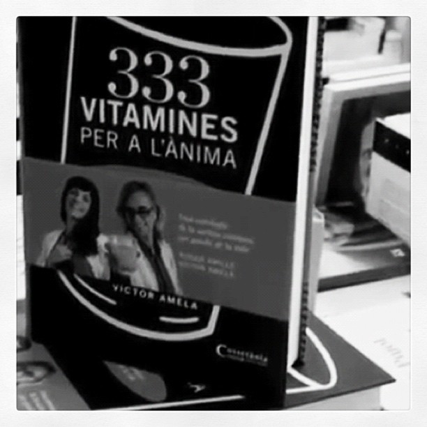 333 vitamines roser amills y victor amela blanco y negro