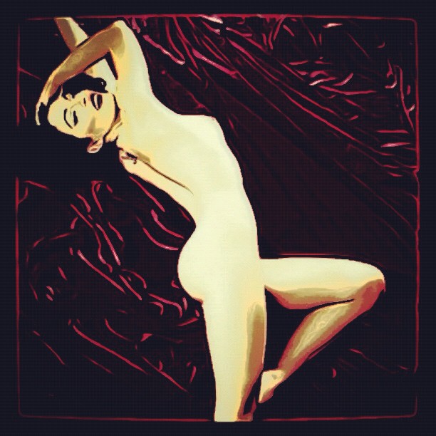 Ilustración de Roser Amills desnuda sobre fondo oscuro, en la pose del calendario de Marilyn Monroe