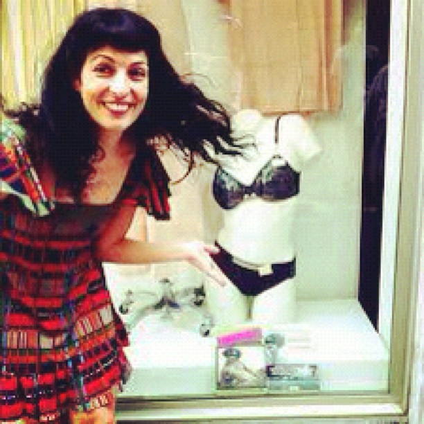 Libro 1001 Fantasias De Roser Amills En Un Escaparate De Ropa Interior En Mallorca