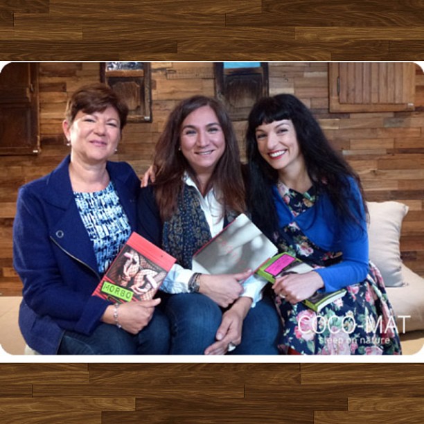 Roser Amills con Ana Liarás y otra mujer, sentadas con libros en un sofá
