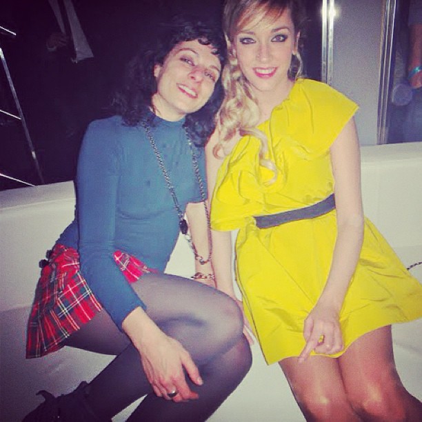 Roser Amills, con falda escocesa, y Ana Simón, con vestido amarillo, sentadas juntas