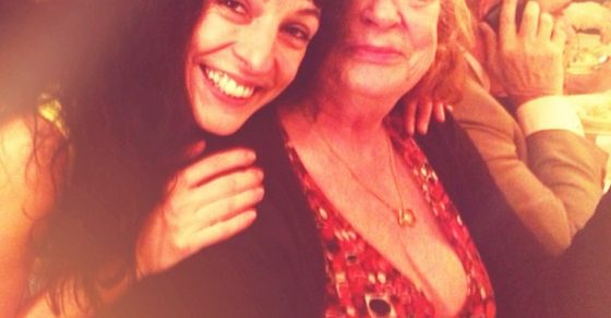 Roser Amills abraza sonriente a Birgitta, la esposa de Jaime Rosal