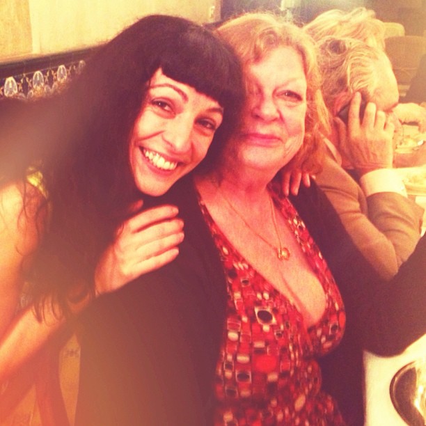 Roser Amills abraza sonriente a Birgitta, la esposa de Jaime Rosal